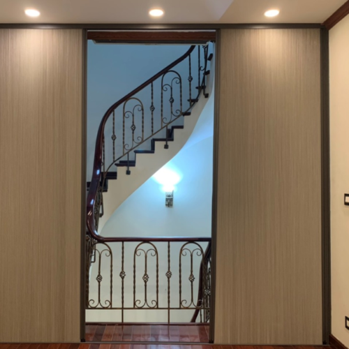 Vách ngăn lạnh phòng khách với cầu thang bằng rèm tổ ong